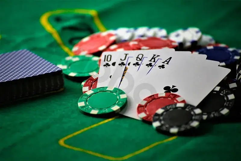 Robin Roo poker game